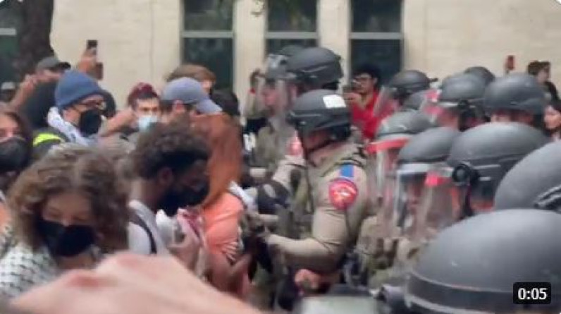 فيديو| الشرطة الأمريكية تقمع اعتصاما تضامنيا مع غزة لطلاب جامعة تكساس